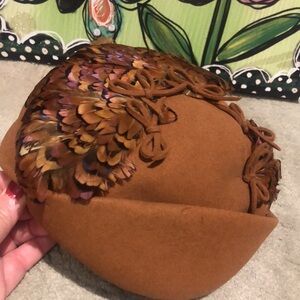 Vintage hat lover/collectors. Well preserved vintage hat, (see the label).